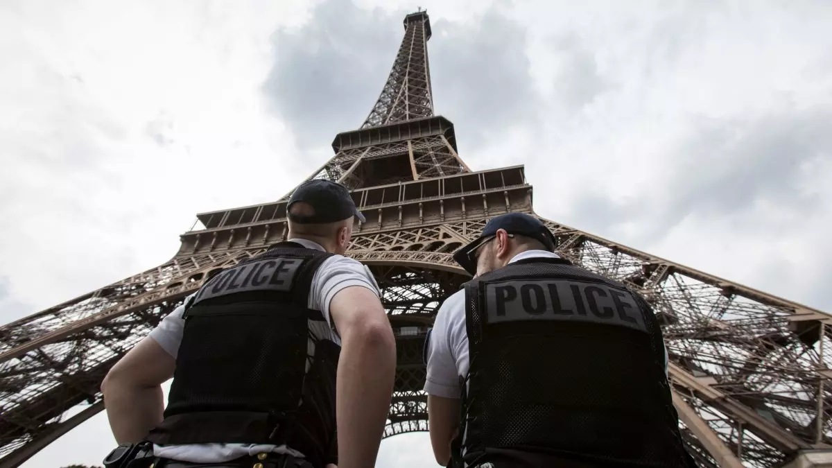 French police ‘socially cleanse’ Paris from homeless, migrants, undesirables